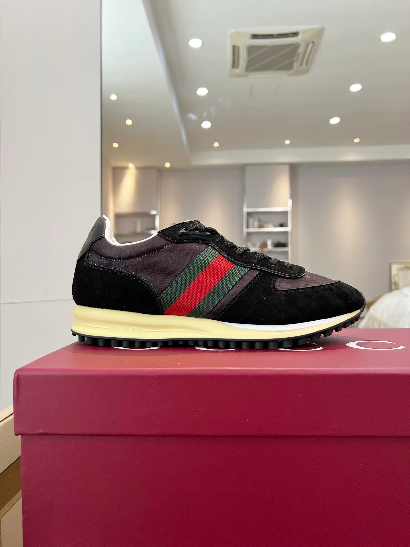 👟👟Ex-factory price 620👟👟 The design of Gucci's new casual shoes is simply amazing. The classic double G logo is matched with retro red and green webbing. It is fashionable and high-end. It is completely the top element in the fashion circle. It is highly recognizable when worn and keeps turning heads. 💯 The upper is soft and breathable, and the upper foot is comfortable! The soles are made of special cushioning material, so your feet won’t get tired no matter how much you walk. They are perfect for daily commuting, shopping, and traveling. Code number 40-45